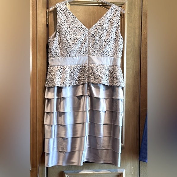 Adrianna Papell Taupe Color Mother of the Bride/Groom Sz 14W Dress w/ Jacket. - Picture 2 of 6